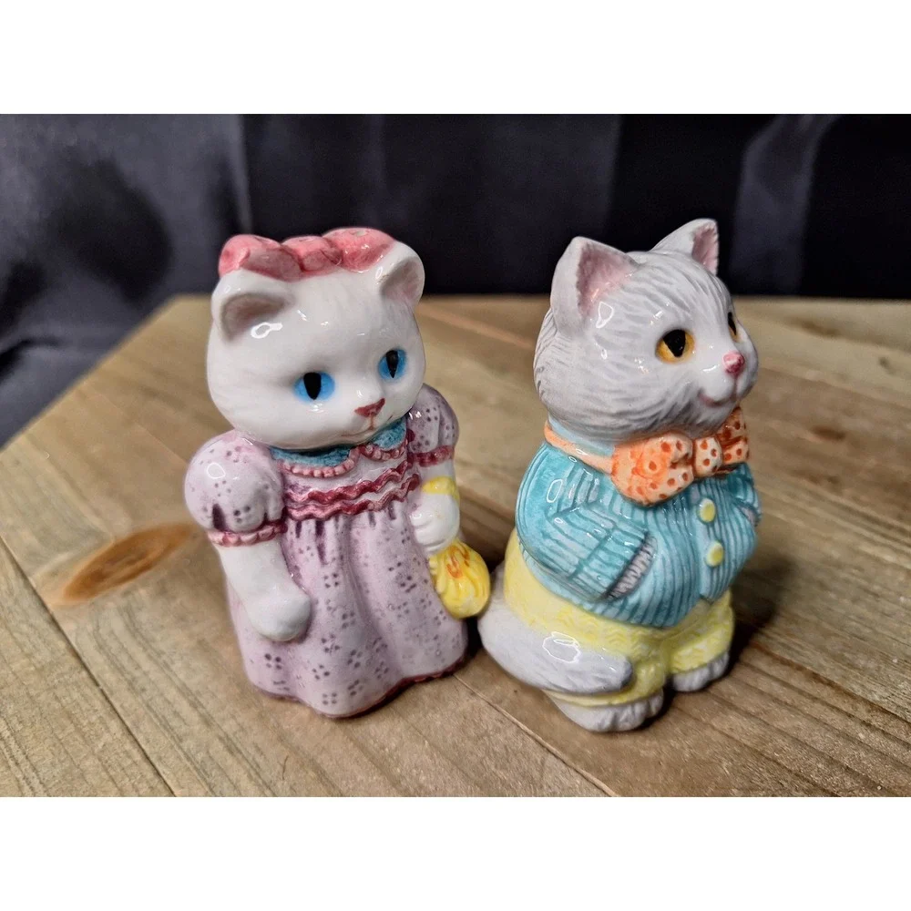 Vintage 1992 Avon Mr & Mrs Kitty Anthropomorphic ceramic Salt & Pepper Shakers